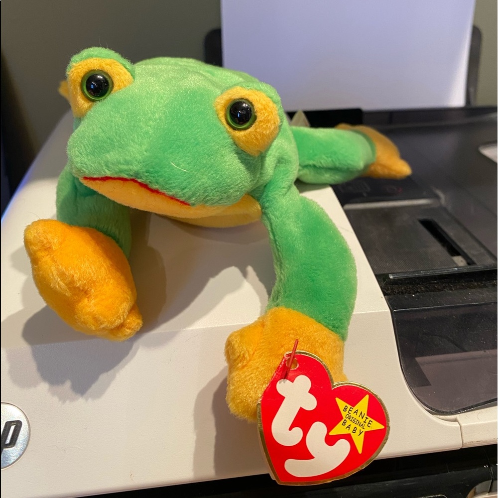 Retired ty beanie baby, Smoochy the frog.